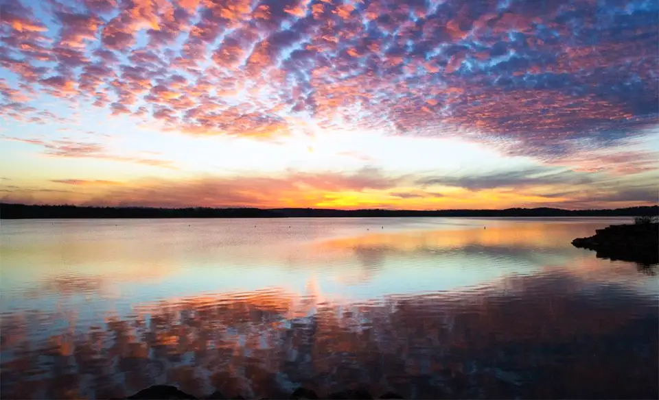 Keystone State Park lies on the lake’s southern shore, serving as one of the region’s most popular destinations for camping, hiking, and many other outdoor activities. 